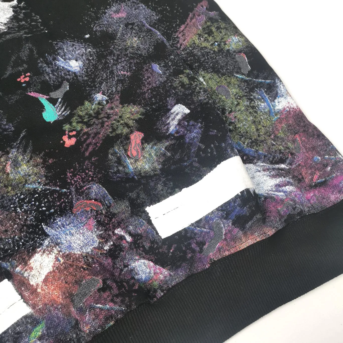 Additional details: Starry Sky Fireworks Round Neck—the top tested version OFFWHITE Starry Sky Fireworks, the strongest fireworks on earth, round neck pullover sweatshirt, 18-layer film heavy industry three-dimensional inkjet printing.  The fireworks color system is obtained through contrasting printing. There are eight panels in the whole body. Seven color sets and eight panels are printed in eight times. The first layer is gray, the second layer is white, the third layer is yellow, the fourth layer is green, the fifth layer is blue, the sixth layer is purple, the seventh layer is orange. The last layer is arrow paint printing. The seven colors are layered on each other, which will also create new colors. The arrows on the back and the front squares are first glued and then hung in four layers. The paint has an obvious concave and convex feeling. Quality speaks for itself in the details. The blue letters are electrostatic three-dimensional flocking. They are made separately and then printed through high-temperature thermal transfer. The difficulty is unprecedentedly high. I have made more than 80,000 pieces of fireworks series in total. More than half of the ones you see on the market are made by me!  Size chart